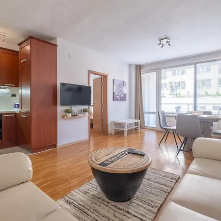 Spacious 1 Bedroom In A Lively Center شقة