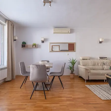 Spacious 1 Bedroom In A Lively Center