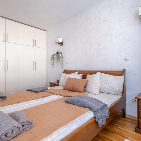 Spacious 1 Bedroom In A Lively Center *