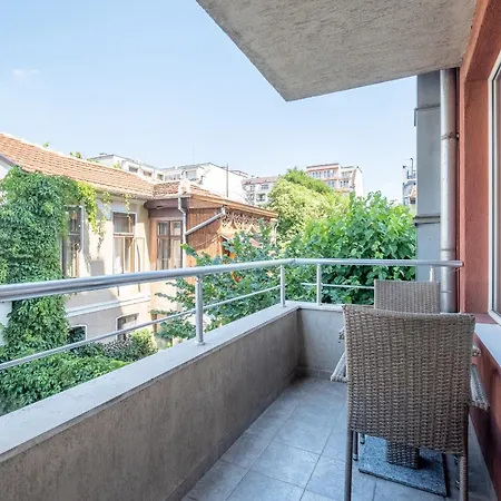 Apartman Spacious 1 Bedroom In A Lively Center *