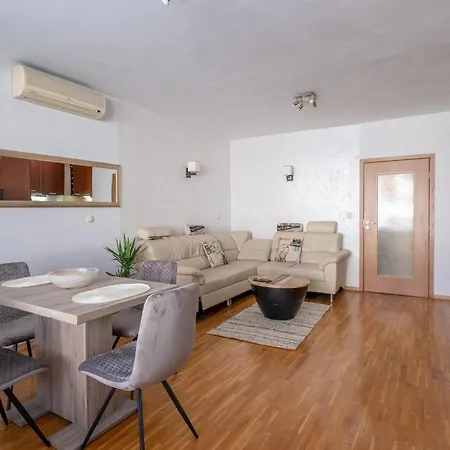 Spacious 1 Bedroom In A Lively Center