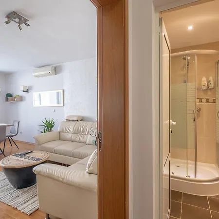 Spacious 1 Bedroom In A Lively Center شقة *