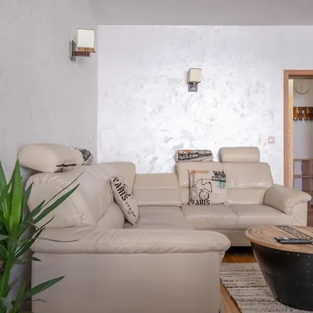 شقة Spacious 1 Bedroom In A Lively Center