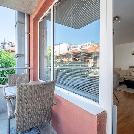 Spacious 1 Bedroom In A Lively Center