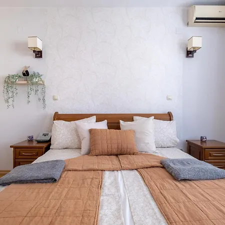 Spacious 1 Bedroom In A Lively Center شقة