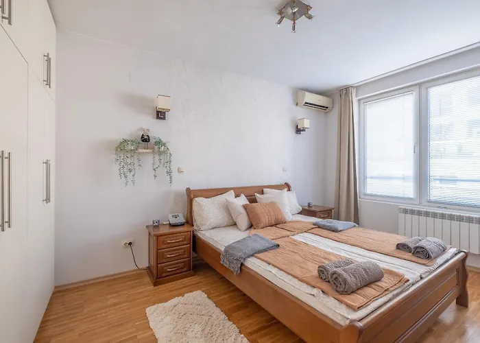 Spacious 1 Bedroom In A Lively Center 아파트