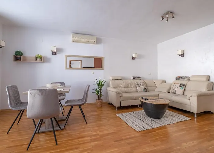 아파트 Spacious 1 Bedroom In A Lively Center 소피아