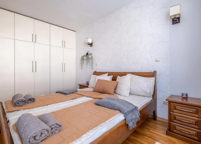 Spacious 1 Bedroom In A Lively Center *