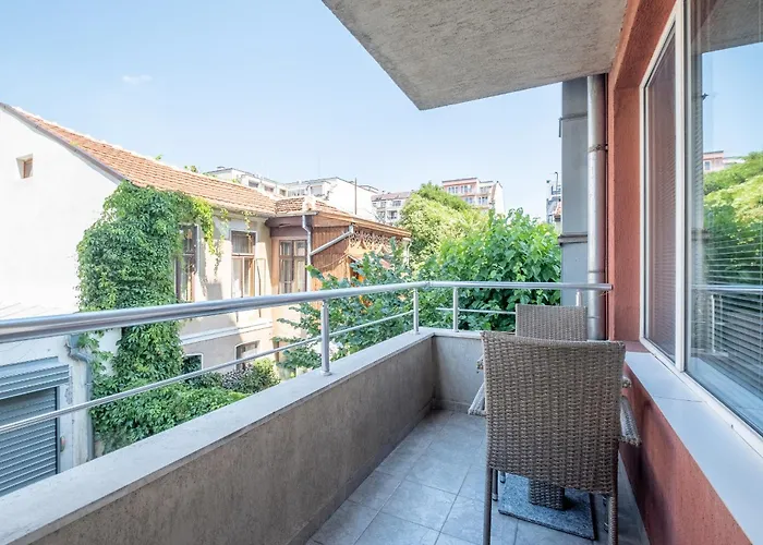 아파트 Spacious 1 Bedroom In A Lively Center *