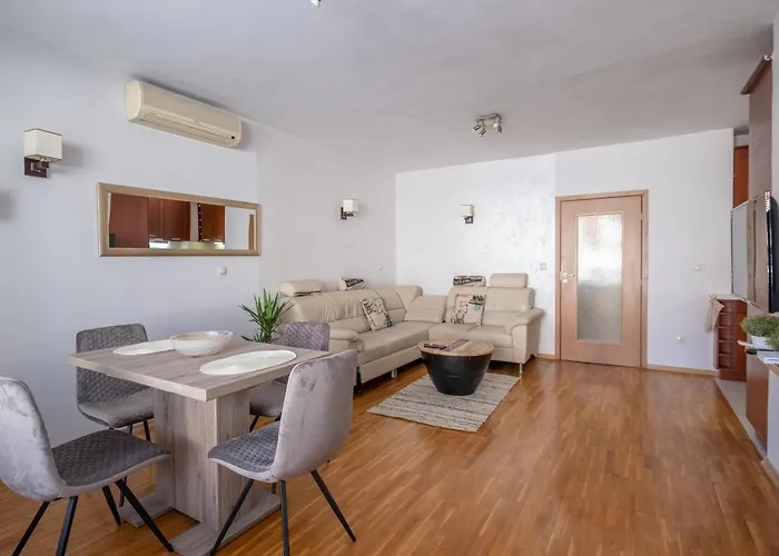 Spacious 1 Bedroom In A Lively Center