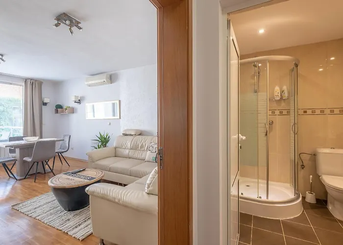 Spacious 1 Bedroom In A Lively Center 아파트 *