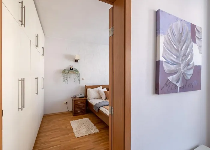 아파트 Spacious 1 Bedroom In A Lively Center *