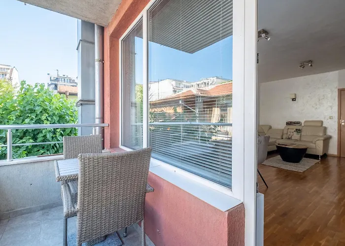 Spacious 1 Bedroom In A Lively Center