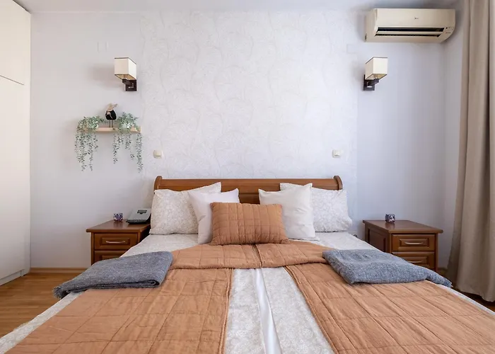 Spacious 1 Bedroom In A Lively Center 아파트