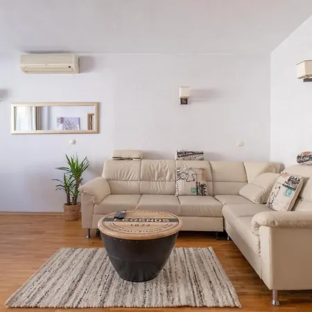 Spacious 1 Bedroom In A Lively Center Sófia