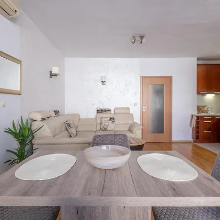 Spacious 1 Bedroom In A Lively Center Sófia