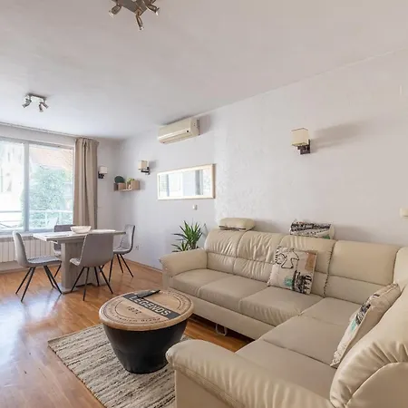 Spacious 1 Bedroom In A Lively Center Sófia