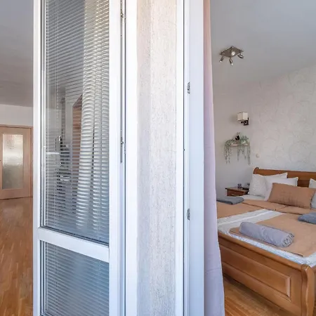 Spacious 1 Bedroom In A Lively Center Sófia