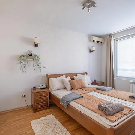 Spacious 1 Bedroom In A Lively Center شقة